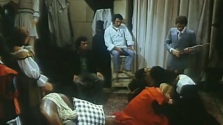 رجل شقراء في غرفة خلع الملابس فيلم جنسي مصري